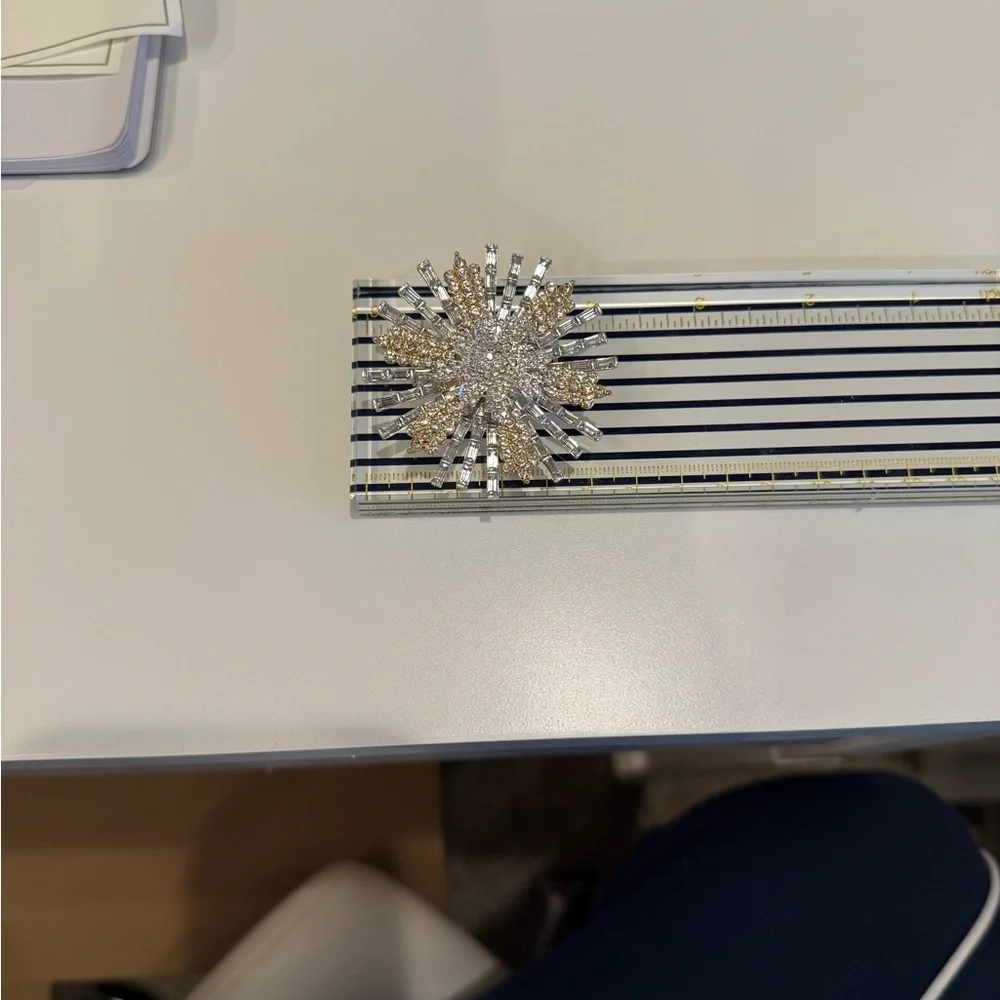 Elegant Gold and Silver crystal Brooch - Picture 10 of 10